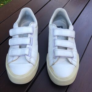Woman’s Veja all white sneaker Size 7. Well worn still in very good condition!!
